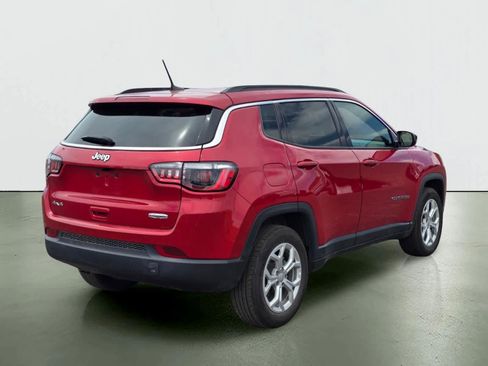 Used 2024 Jeep Compass Latitude AWD/4WD image 6