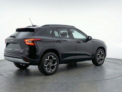 Used 2025 Chevrolet Trax LT FWD image 9
