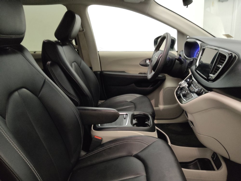 Used 2024 Chrysler Pacifica Touring-L FWD image 21