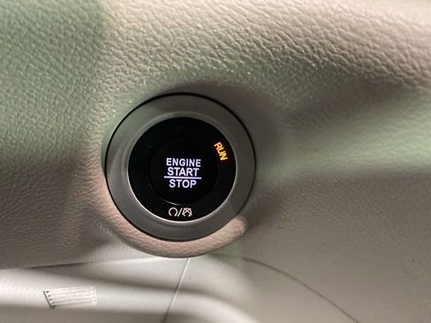 Used 2024 Chrysler Pacifica Touring-L image 7