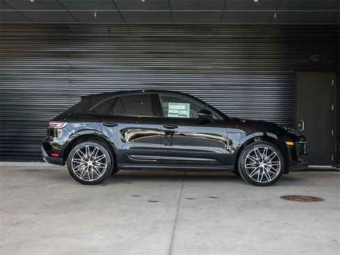 Used 2025 Porsche Macan image 8