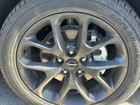 Used 2025 Chrysler Pacifica Limited image 4