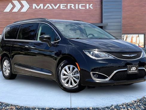 Used 2017 Chrysler Pacifica Touring-L FWD image 1