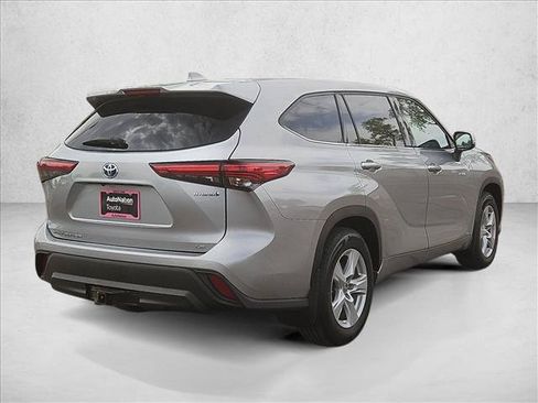 Used 2021 Toyota Highlander LE AWD/4WD image 5