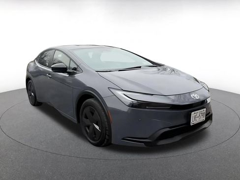 Used 2025 Toyota Prius LE FWD image 3