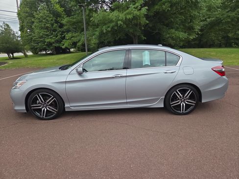 Used 2017 Honda Accord Touring image 6