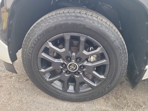 Used 2024 Toyota Sequoia Platinum AWD/4WD image 5