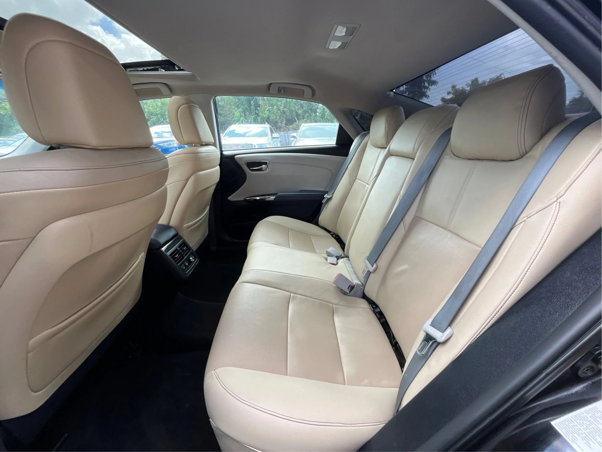 Used 2014 Toyota Avalon Limited w/ Technology Package FWD image 12