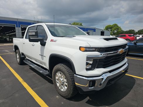 Used 2024 Chevrolet Silverado 2500 LT AWD/4WD image 3