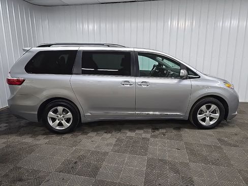 Used 2017 Toyota Sienna LE image 2