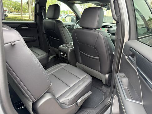 Used 2025 GMC Acadia Elevation w/ Elevation Premium Package image 5