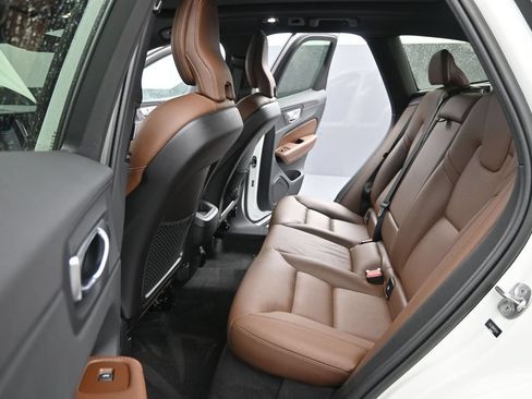 Certified 2023 Volvo XC60 B5 Plus w/ Climate Package FWD image 21