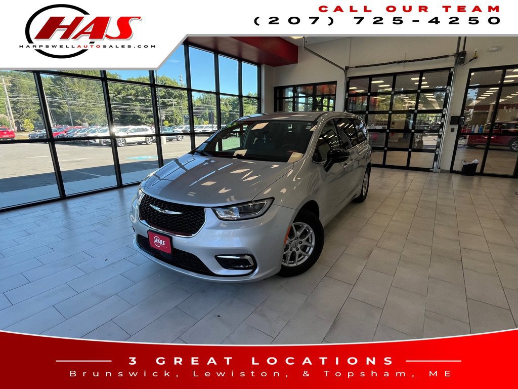 Used 2024 Chrysler Pacifica Touring-L FWD image 2