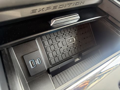 Used 2024 Ford Expedition XLT image 26