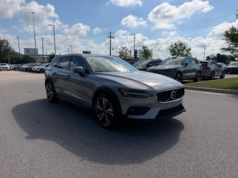 Certified 2025 Volvo V60 B5 Cross Country Plus AWD/4WD image 7