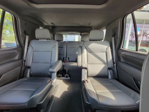 Used 2023 GMC Yukon SLT w/ SLT Premium Package image 16