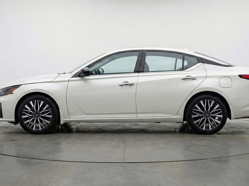 Used 2025 Nissan Altima 2.5 SV FWD image 4