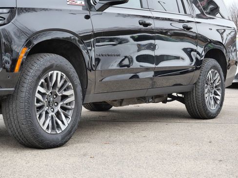 Used 2025 Chevrolet Suburban Z71 AWD/4WD image 5