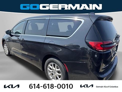 Used 2023 Chrysler Pacifica Touring-L FWD image 2