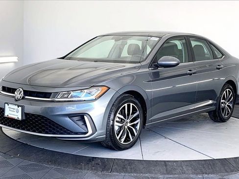 Used 2025 Volkswagen Jetta SE image 2