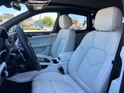 Certified 2025 Porsche Macan AWD/4WD image 5
