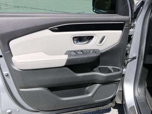 Used 2025 Honda Pilot EX-L image 17