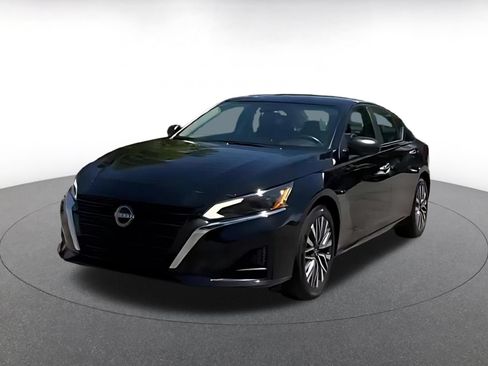 Used 2025 Nissan Altima 2.5 SV FWD image 3