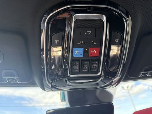 Used 2022 Jeep Grand Cherokee Summit w/ Luxury Tech Group V AWD/4WD image 24