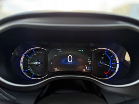 Used 2022 Chrysler Pacifica Touring-L image 16