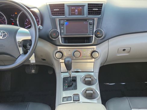 Used 2013 Toyota Highlander 4WD w/ Cold Weather Pkg image 28