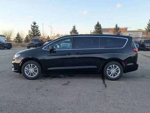 New 2026 Chrysler Pacifica Select image 5