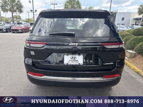 Used 2025 Jeep Grand Cherokee Laredo RWD image 3