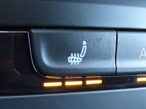 Used 2022 Volkswagen Taos SE image 9