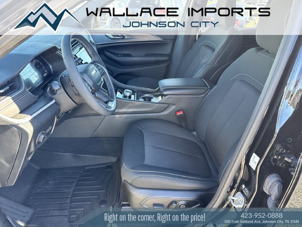 Used 2025 Jeep Grand Cherokee Laredo X w/ Luxury Tech Group I AWD/4WD image 14