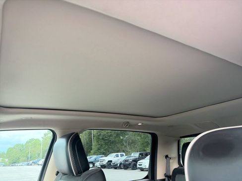 Used 2019 RAM 1500 Laramie AWD/4WD image 17