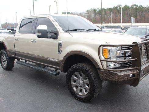 Used 2017 Ford F250 Lariat w/ Chrome Package image 4