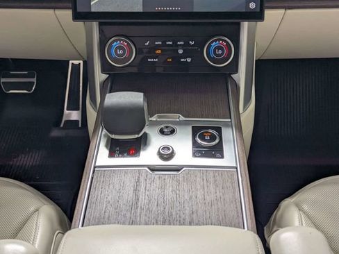 Used 2023 Land Rover Range Rover SE image 12