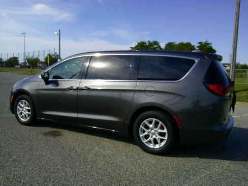 Used 2017 Chrysler Pacifica LX FWD image 10