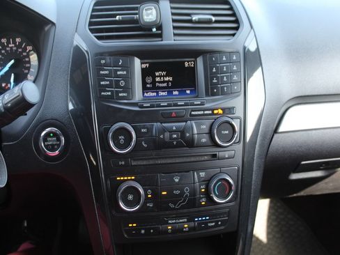 Used 2017 Ford Explorer XLT FWD image 18