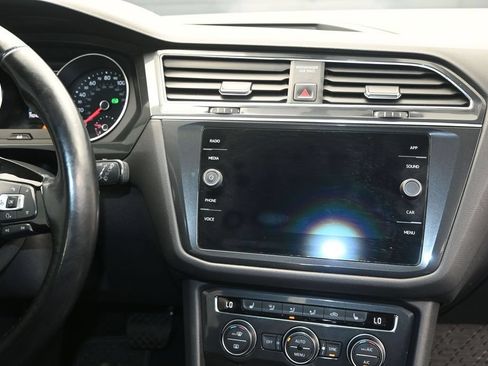 Used 2018 Volkswagen Tiguan SE FWD image 29