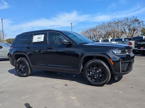 New 2026 Jeep Grand Cherokee Laredo image 2