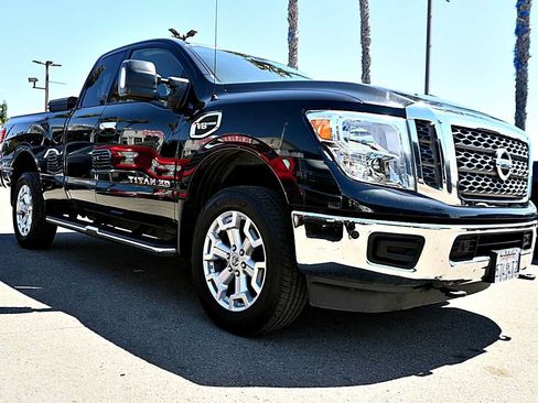 Used 2018 Nissan Titan SV w/ SV Convenience Package AWD/4WD image 3