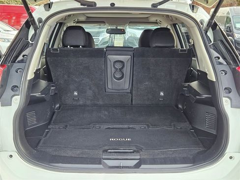 Used 2017 Nissan Rogue SV w/ Sun & Sound Touring Package image 10