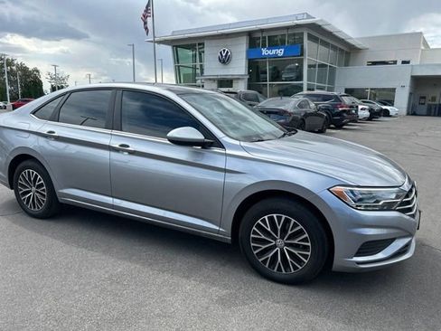 Used 2020 Volkswagen Jetta SE FWD image 2