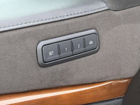 Used 2019 Cadillac Escalade ESV Luxury AWD/4WD image 17