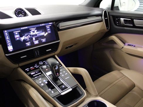 Certified 2019 Porsche Cayenne E-Hybrid image 28