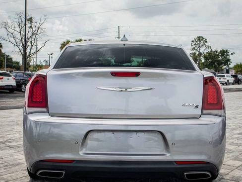 Used 2018 Chrysler 300 S w/ 300S Premium Group RWD image 6