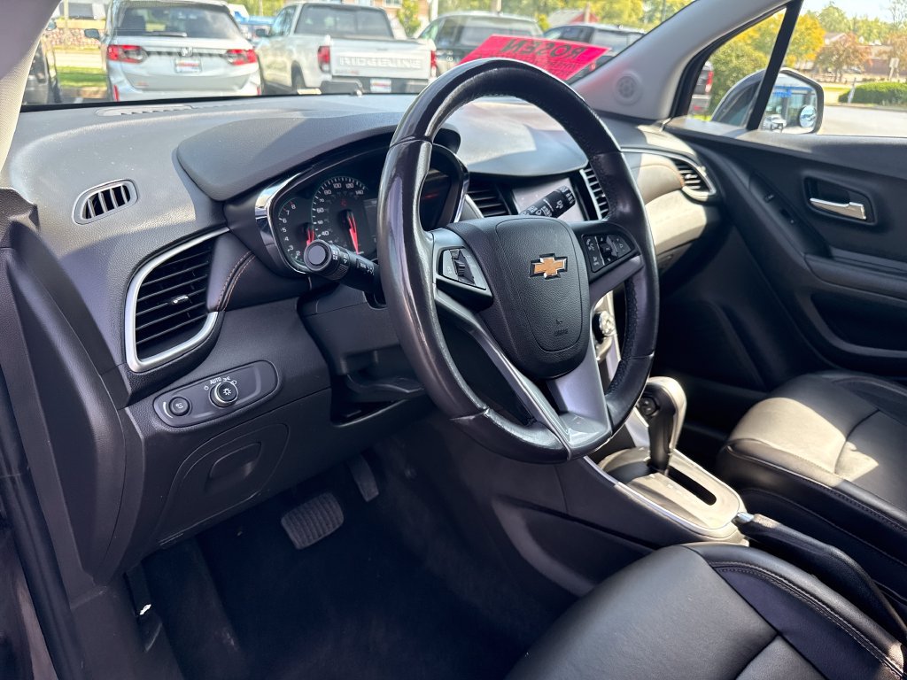 Used 2021 Chevrolet Trax LT w/ Premium Seat Package AWD/4WD image 14