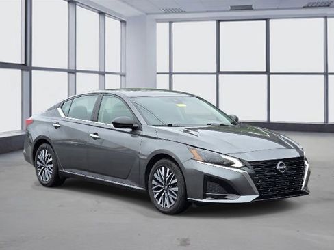 Used 2025 Nissan Altima 2.5 SV FWD image 3