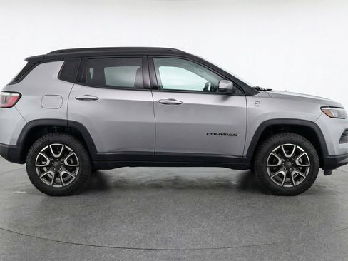 Used 2025 Jeep Compass Trailhawk image 11